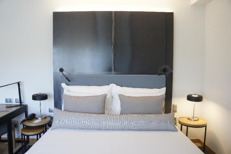 اتاق لوکس خانوادگی, Neya Porto