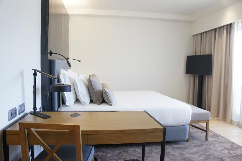 اتاق لوکس خانوادگی, Neya Porto