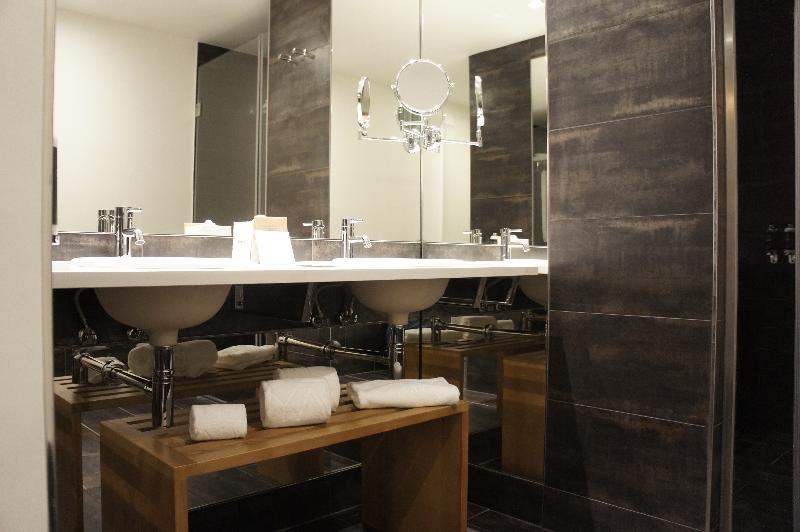 اتاق لوکس خانوادگی, Neya Porto