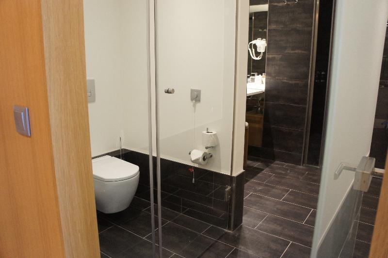 اتاق لوکس خانوادگی, Neya Porto