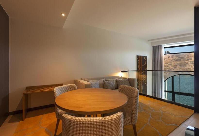 سوئیت با چشمانداز رودخانه, Neya Porto