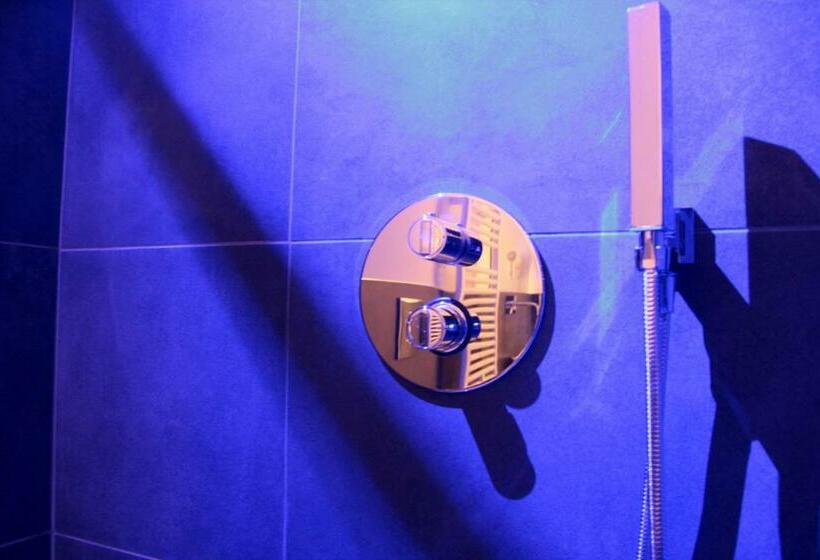 标准间, Lamia Room Rentals