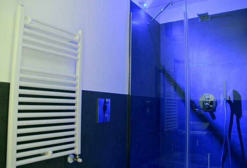 标准间, Lamia Room Rentals