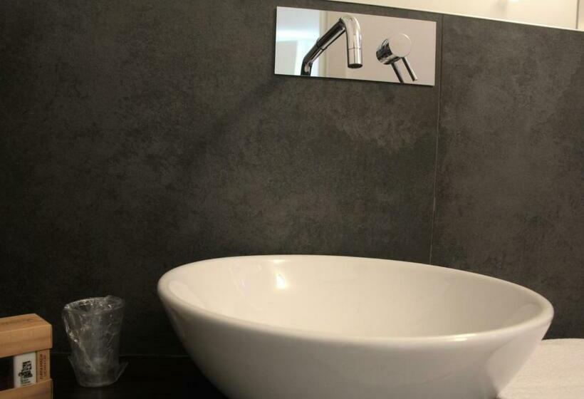 标准间, Lamia Room Rentals