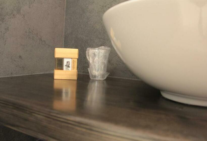 标准间, Lamia Room Rentals