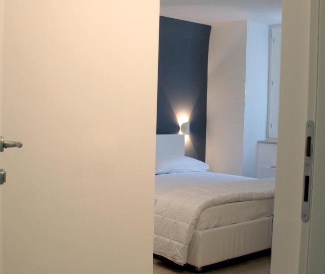 标准间, Lamia Room Rentals