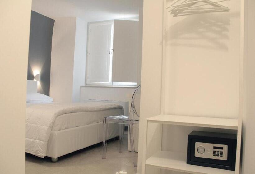 标准间, Lamia Room Rentals