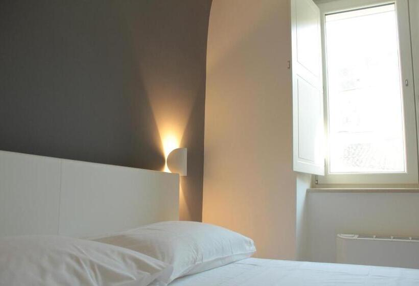 标准间, Lamia Room Rentals