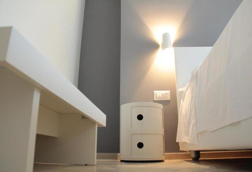 标准间, Lamia Room Rentals