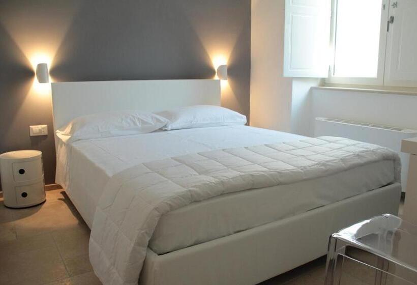 标准间, Lamia Room Rentals