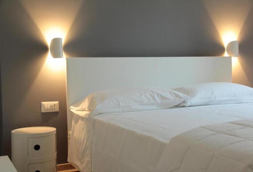 标准间, Lamia Room Rentals