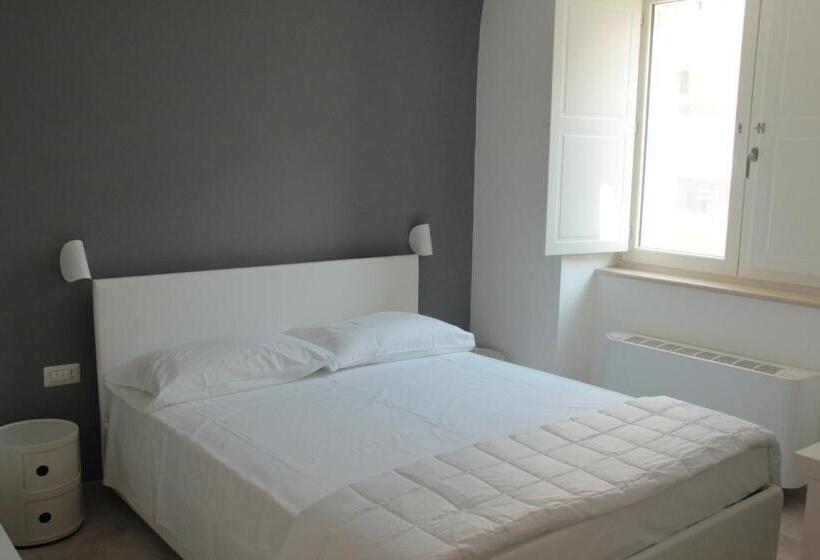 标准间, Lamia Room Rentals