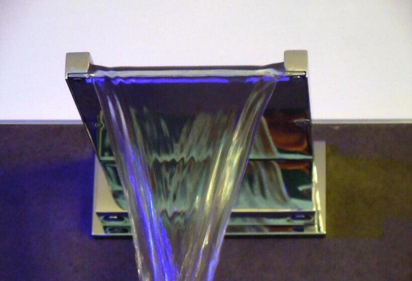 标准间, Lamia Room Rentals