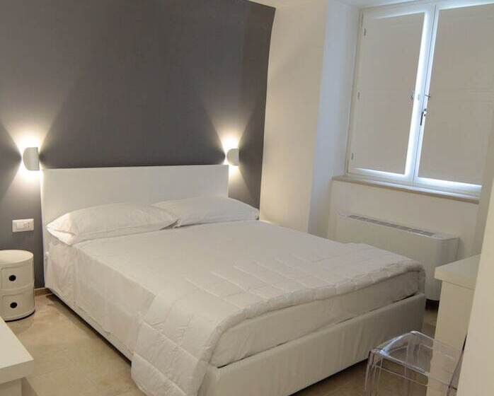 标准间, Lamia Room Rentals