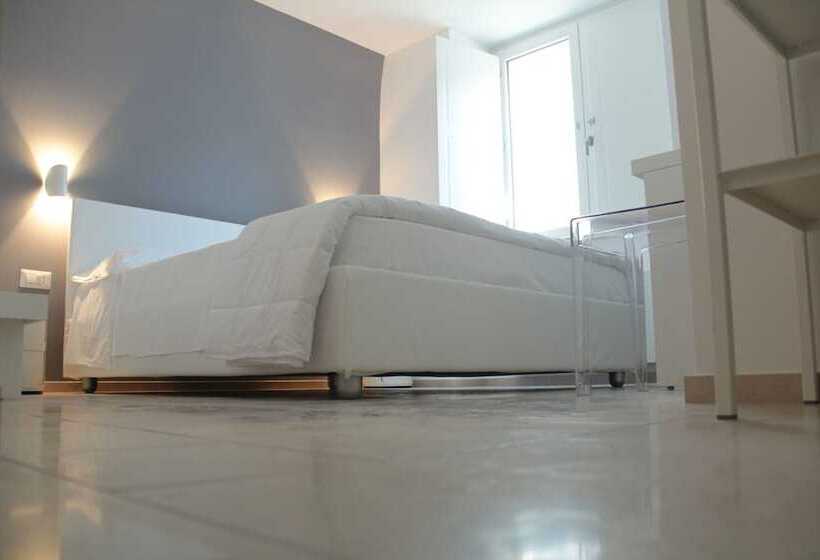 标准间, Lamia Room Rentals