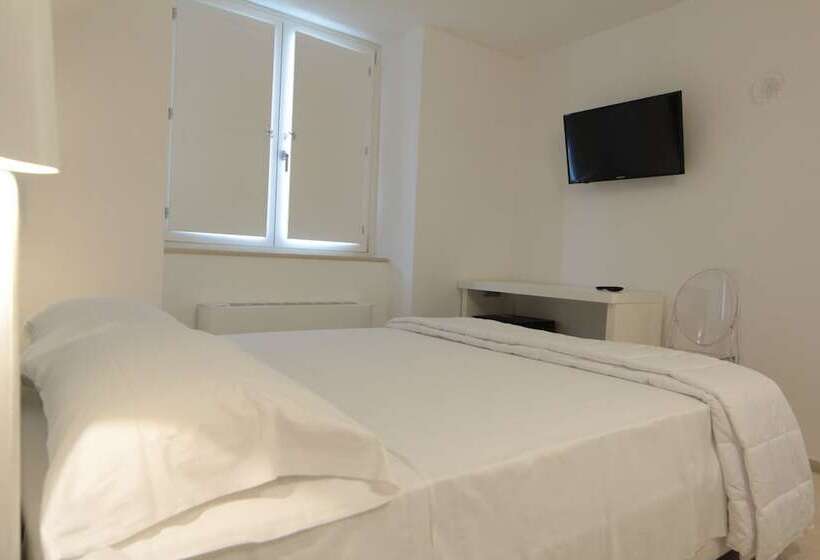 标准间, Lamia Room Rentals