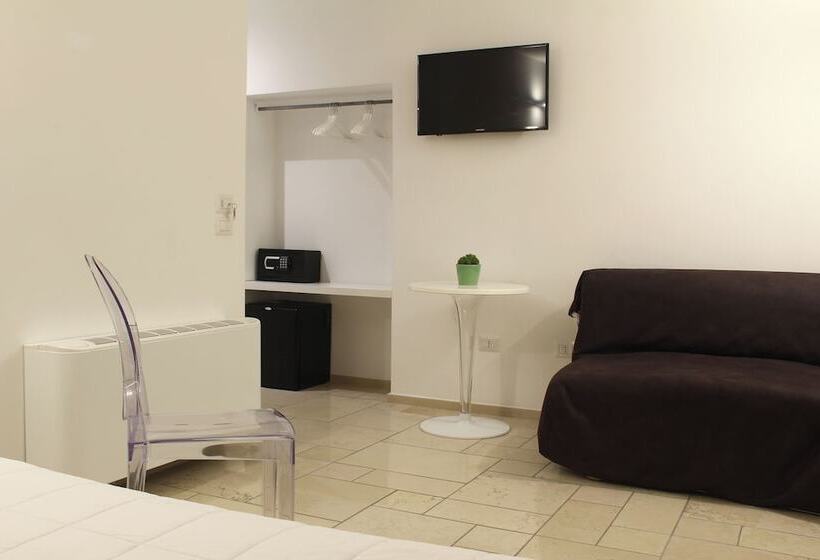 标准间, Lamia Room Rentals