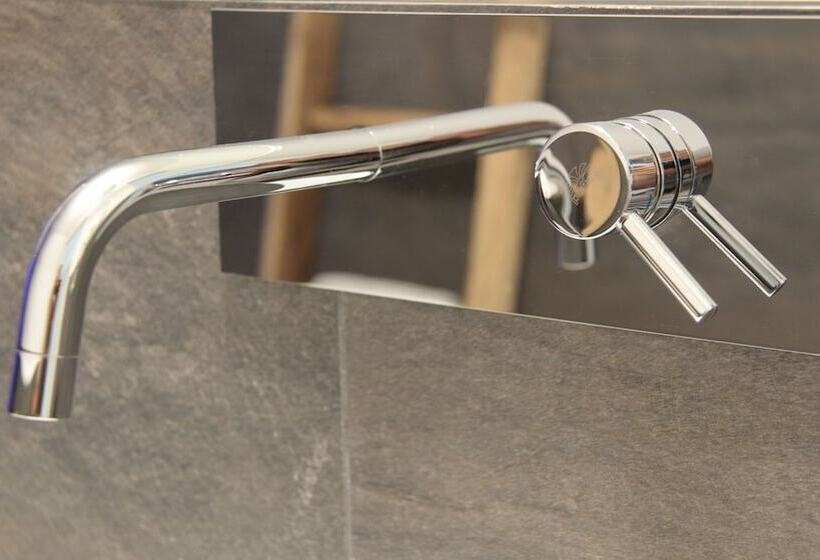 标准间, Lamia Room Rentals