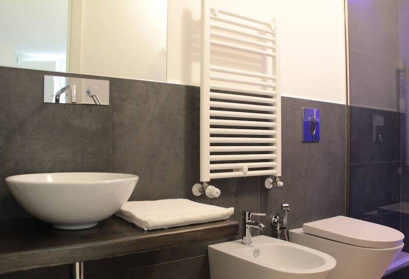 标准间, Lamia Room Rentals