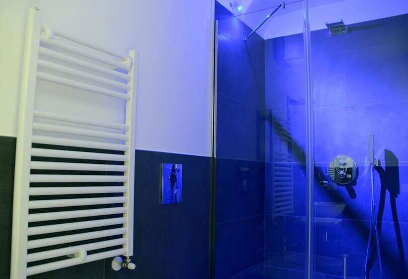 标准间, Lamia Room Rentals