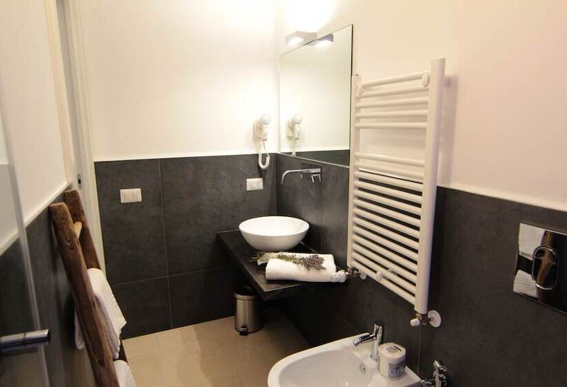 标准间, Lamia Room Rentals