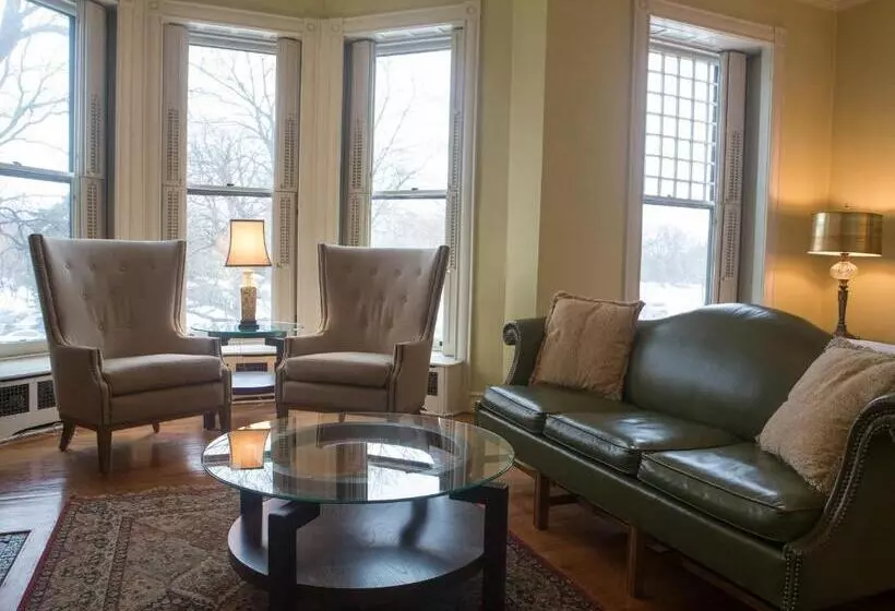 اتاق دلوکس با چشم‌انداز پارک, Morgan State House Inn
