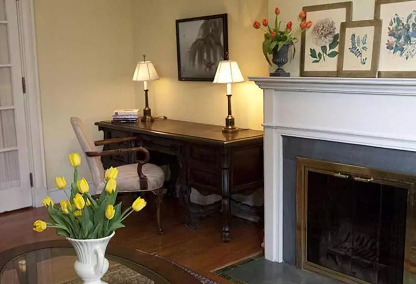 اتاق دلوکس با چشم‌انداز پارک, Morgan State House Inn