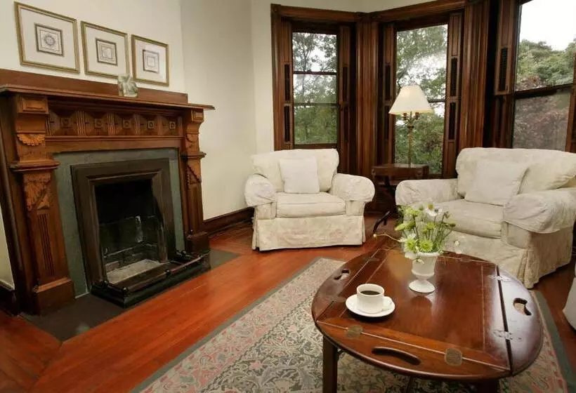 اتاق دلوکس با چشم‌انداز پارک, Morgan State House Inn