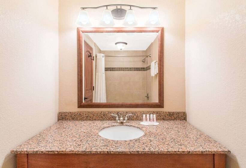 חדר סטנדרט שתי מיטות זוגיות, Ramada By Wyndham Elko Hotel At Stockmen S Casino