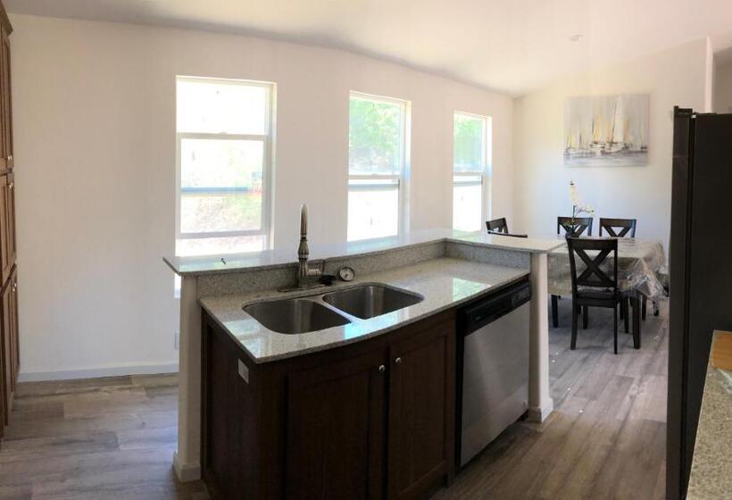 منزل غرفة نوم واحدة, Sierra Lodge Three Rivers