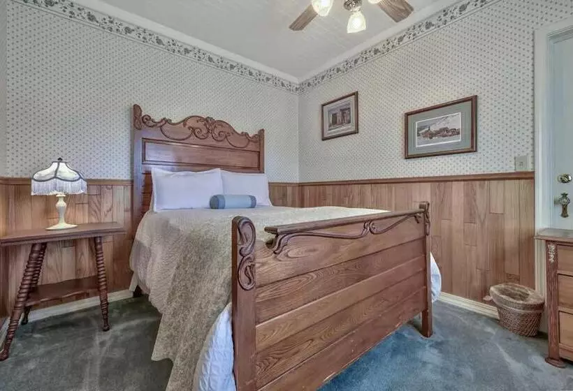 اتاق لوکس با بالکن, Silver Maple Inn And The Cain House Country Suites