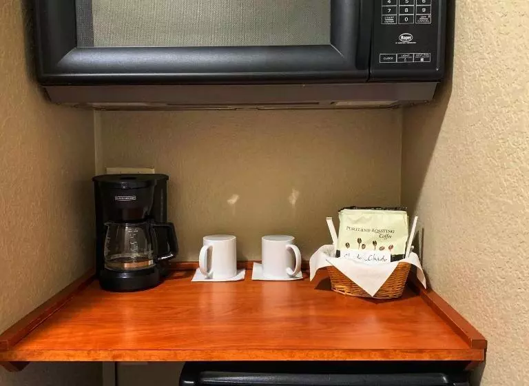 キングサイズベッドのスタンダードルーム, Stratford Inn