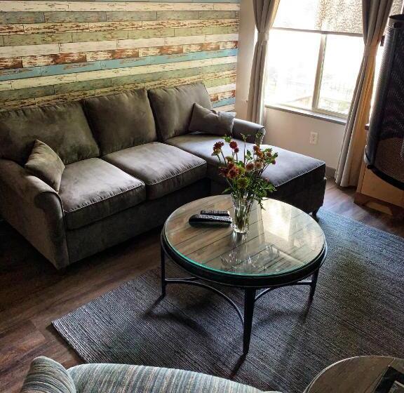 جناح, Stratford Inn