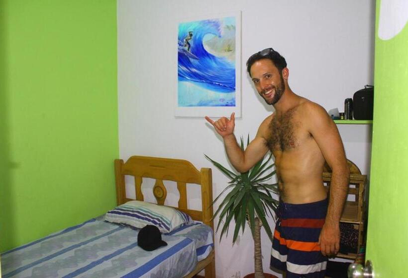 标准单人间, Urcia Surf House