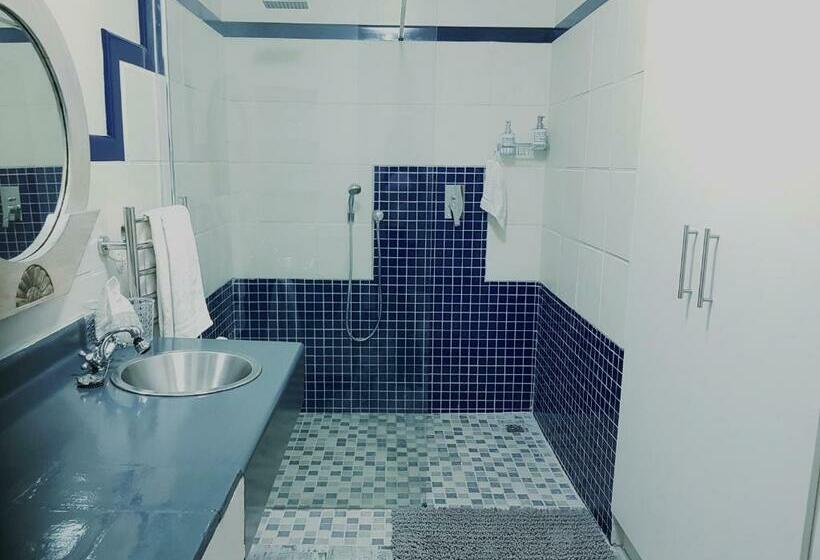 اتاق استاندارد, House On Westcliff