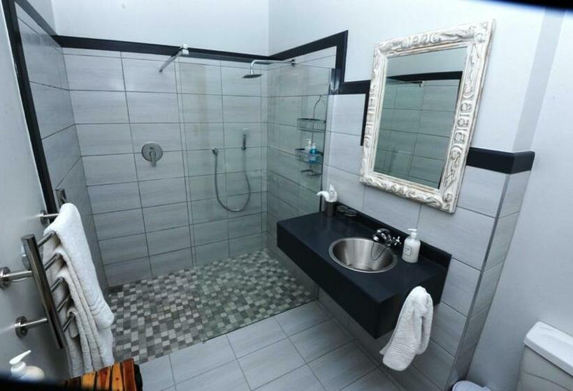 اتاق استاندارد, House On Westcliff