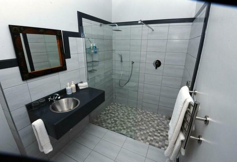 اتاق استاندارد, House On Westcliff