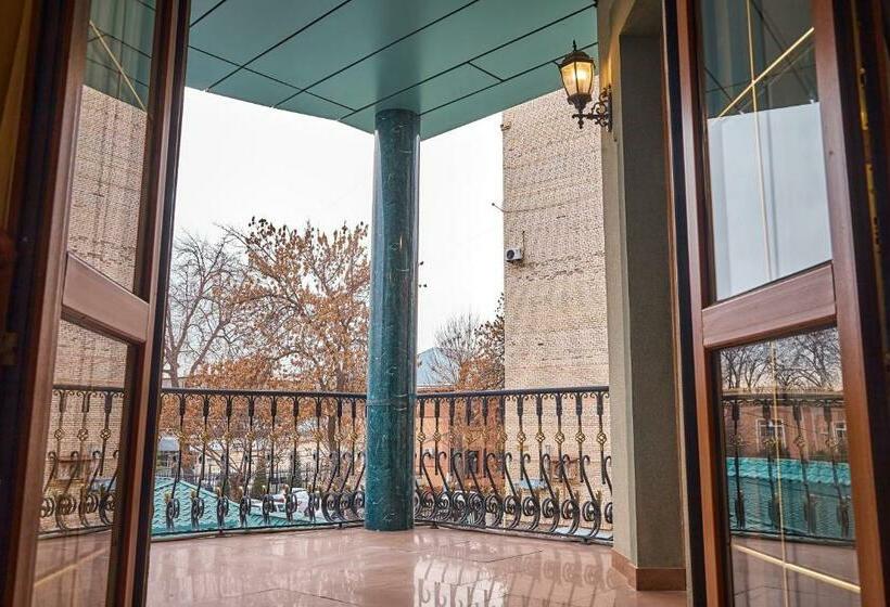 اتاق استاندارد با بالکن, Queens