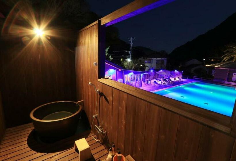 스탠다드 룸, Amis Droles