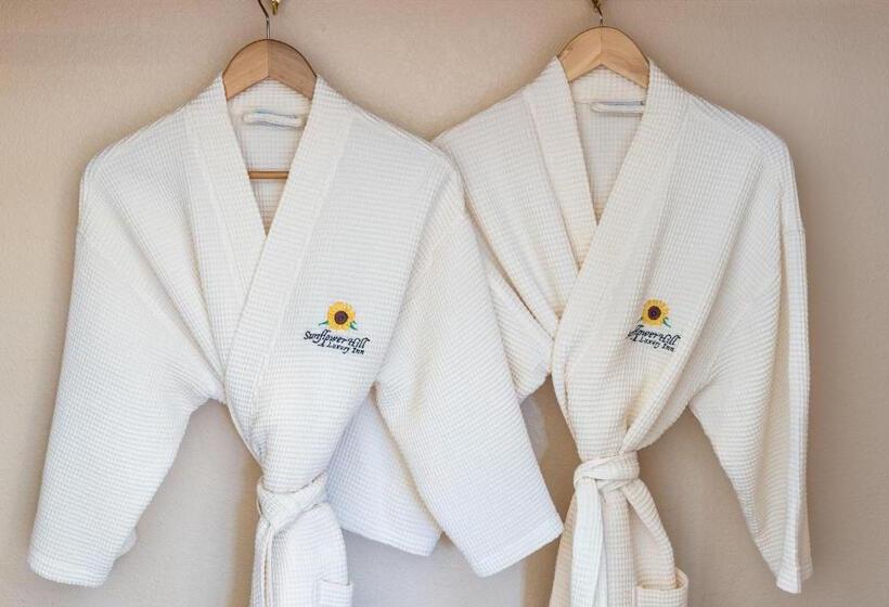 带大床的标准间, Sunflower Hill Inn