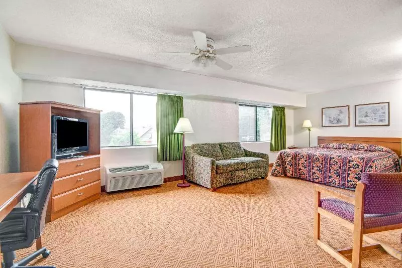 キングサイズベッドのスイートルーム, Super 8 By Wyndham Stamford/new York City Area