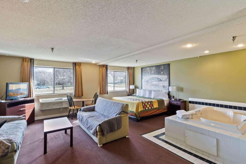 キングサイズベッドのスイートルーム, Super 8 By Wyndham Ankeny/des Moines Area