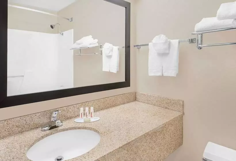 Standard-huone 2 Parivuodetta, Super 8 By Wyndham Marshalltown