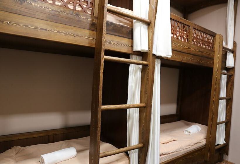 تختخواب در اتاق مشترک, Gallery Hotel — Hostel