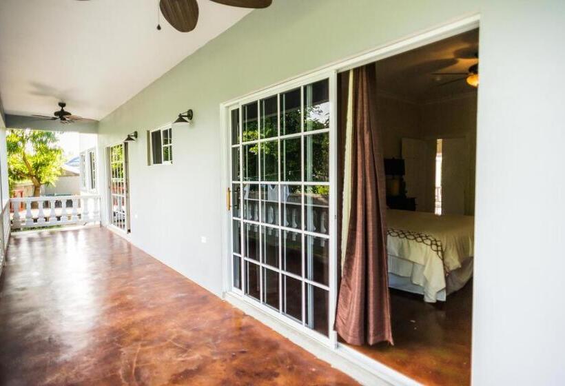 اتاق استاندارد با تخت بزرگ برای معلولان, Blue Paloma Bed & Breakfast