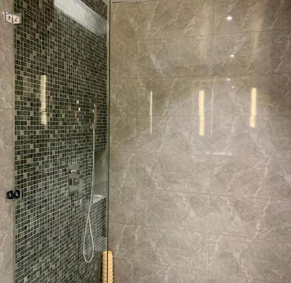 스탠다드 스튜디오, Capitol Hill Hotel And Suites