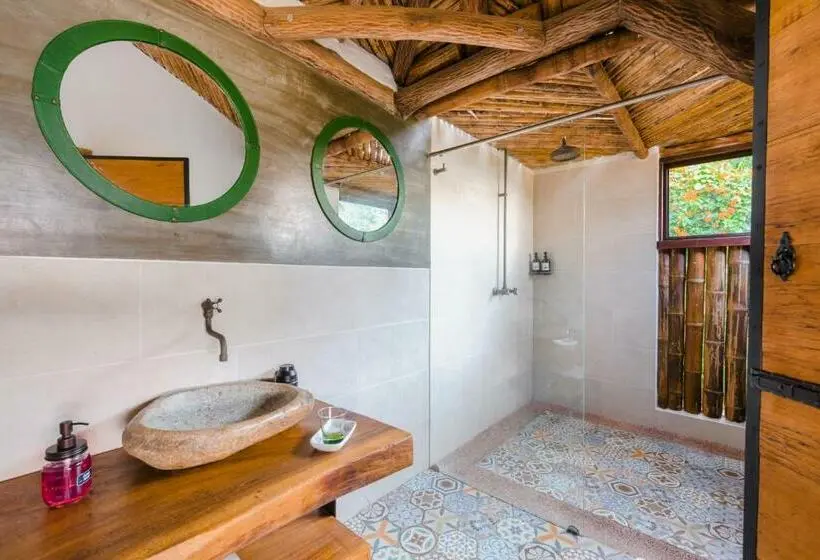 اتاق اکونومی, Kawa Mountain Retreat