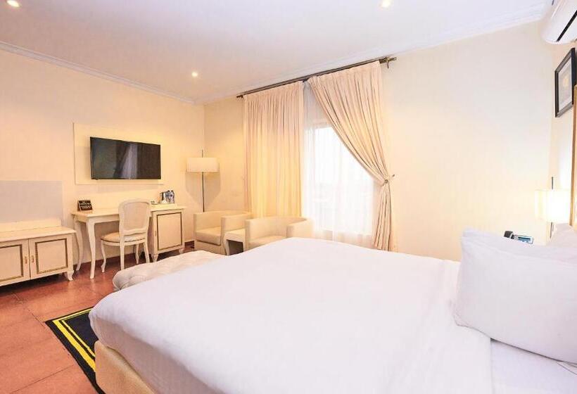 اتاق لوکس با تخت بزرگ, Oak Haven Hotel And Suites