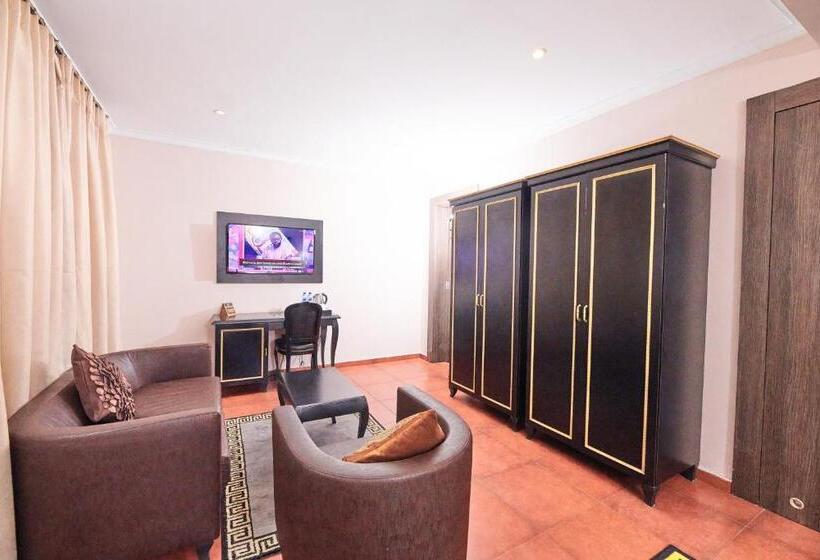 سوییت جونیور با بالکن, Oak Haven Hotel And Suites