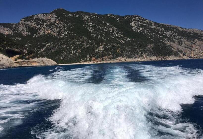 דירת חדר בקומת קרקע, Cav Mameli